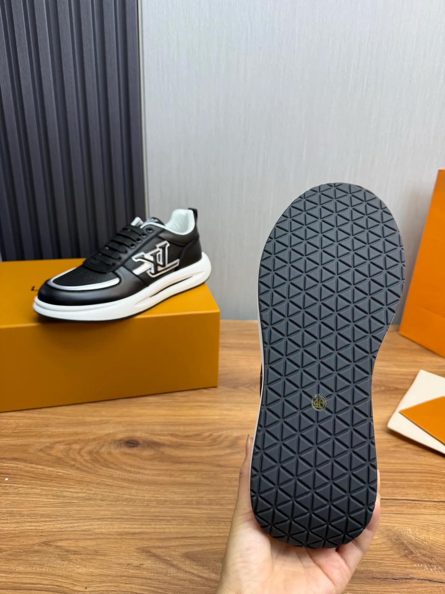 Men's shoes 💰820💰 Lv. Top purchasing agent 🇮🇹 Louis Vuitton, sports shoes counter synchronization, uppers imported from Italy, high-quality splicing and complex handicrafts, imported mesh pads are soft and comfortable, soles: original factory special soles, TPU exclusive movable molded soles super comfortable, original factory single goods, 🔍🔍high quality, you can enter and exit the counter at will, welcome to compare, code number 38-44 (Customized 38.45)